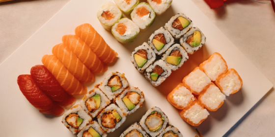Menu sushi pour un dîner romantique : idées gourmandes pour une soirée inoubliable !
