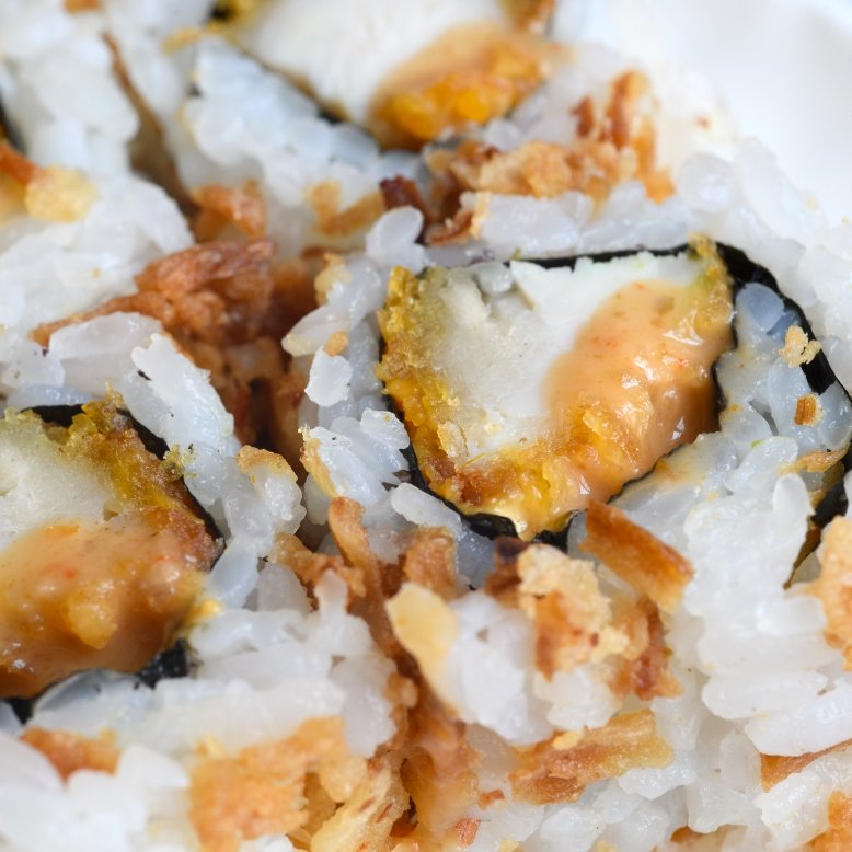 Crispy California roll’s Poulet / Sauce curry / Oignon crispy