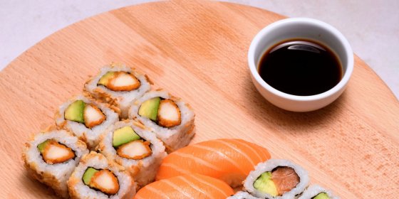 Sauce soja sucrée ou salée : laquelle choisir pour vos sushis ?